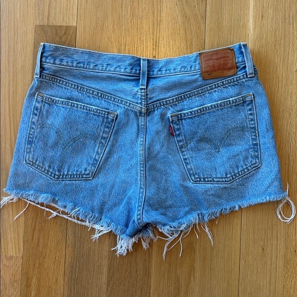 Levi’s Premium 501 Shorts Light Wash Cutoff Denim Size 30 - Picture 3 of 6